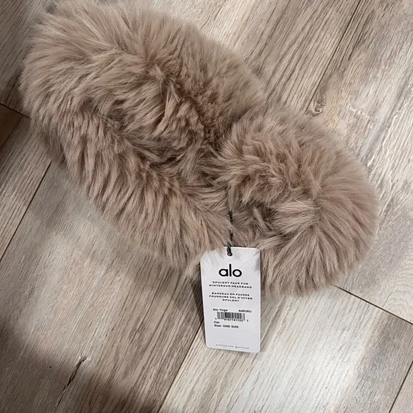 ALO Yoga Opulent faux fur Tan wintersun headband os nwt new with tags $118 - Picture 2 of 8